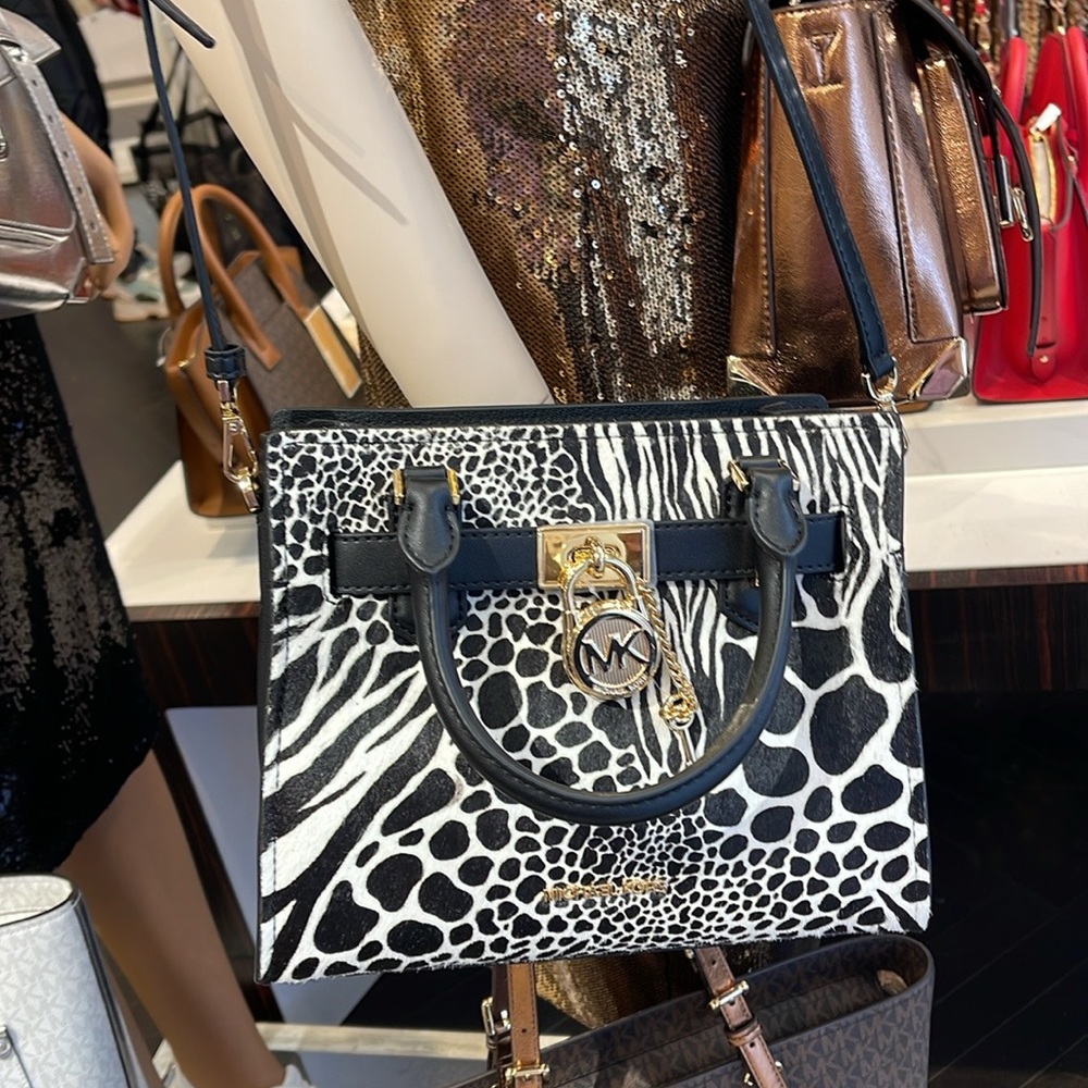 Michael Kors
Hamilton Small Satchel Leather
Color: Black Multi
NWT - Picture 16 of 16
